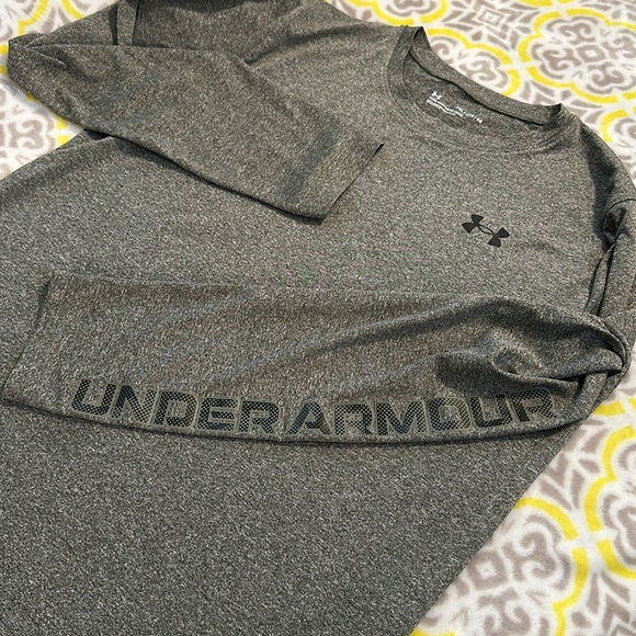 Under Armour kids YXL gray black long sleeved t-shirt play cond READ DESCRIPTION - Picture 2 of 9